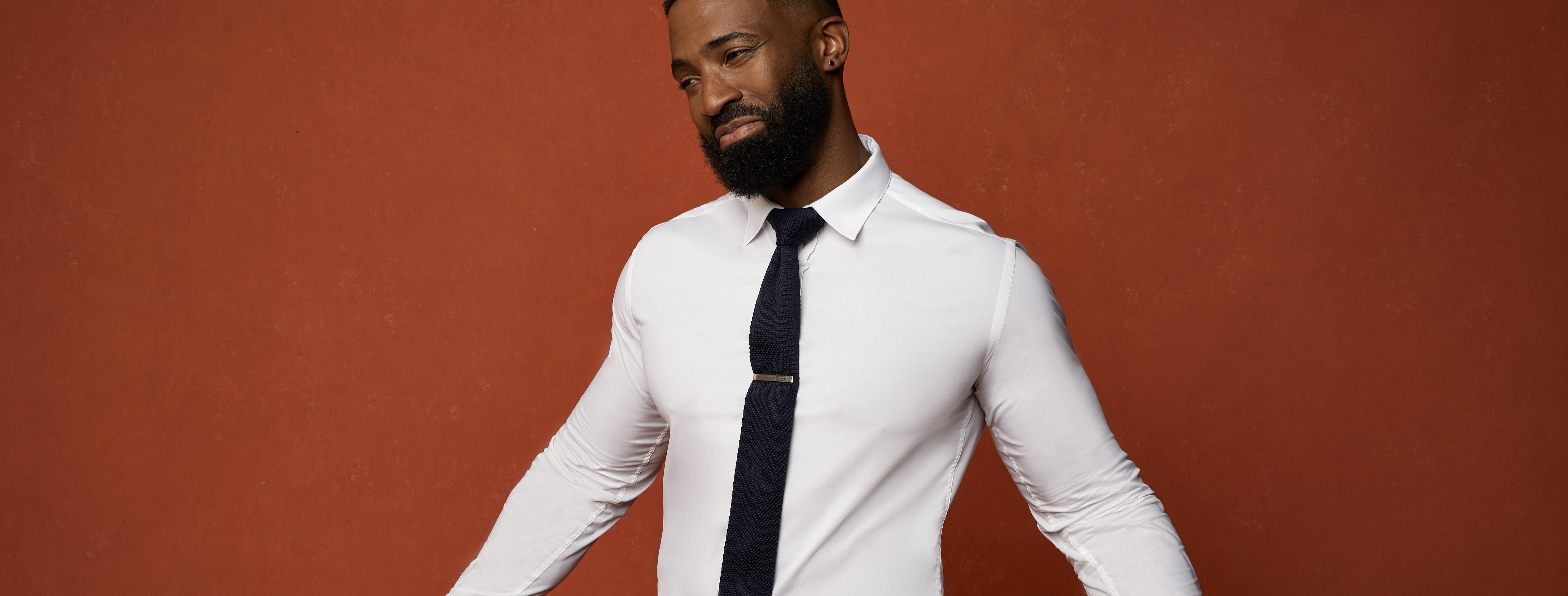 What Shirt to Wear With a Navy Blue Suit