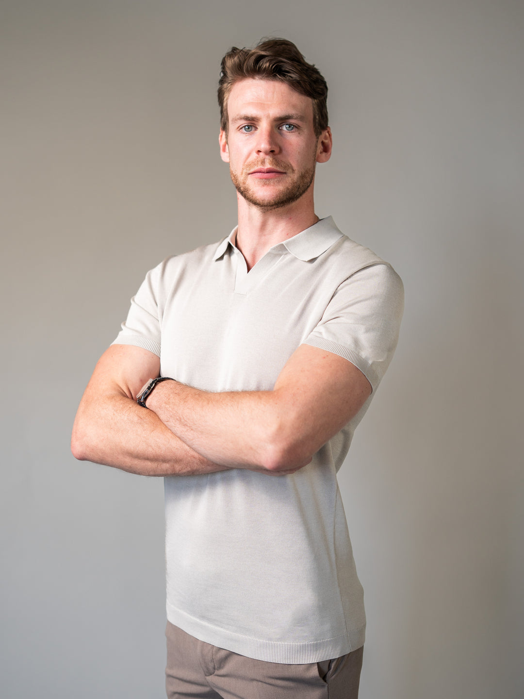 Knitted polo shirt in beige featuring a revere collar and tapered body fit