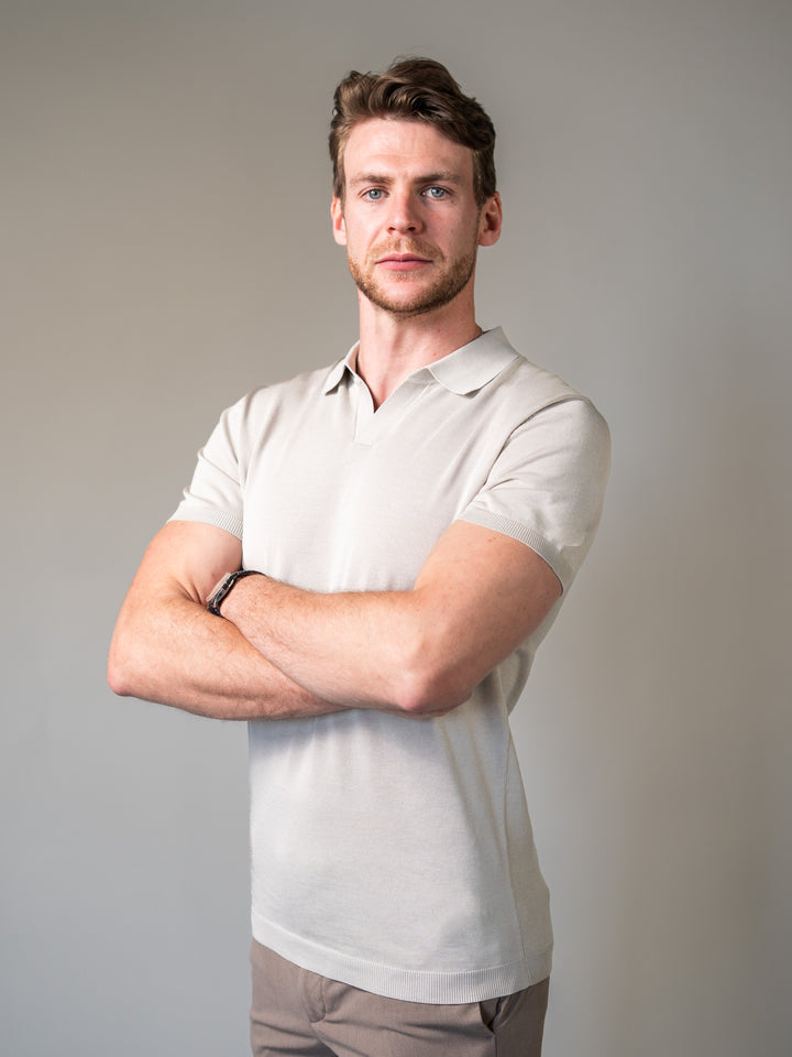 Knitted polo shirt in beige featuring a revere collar and tapered body fit