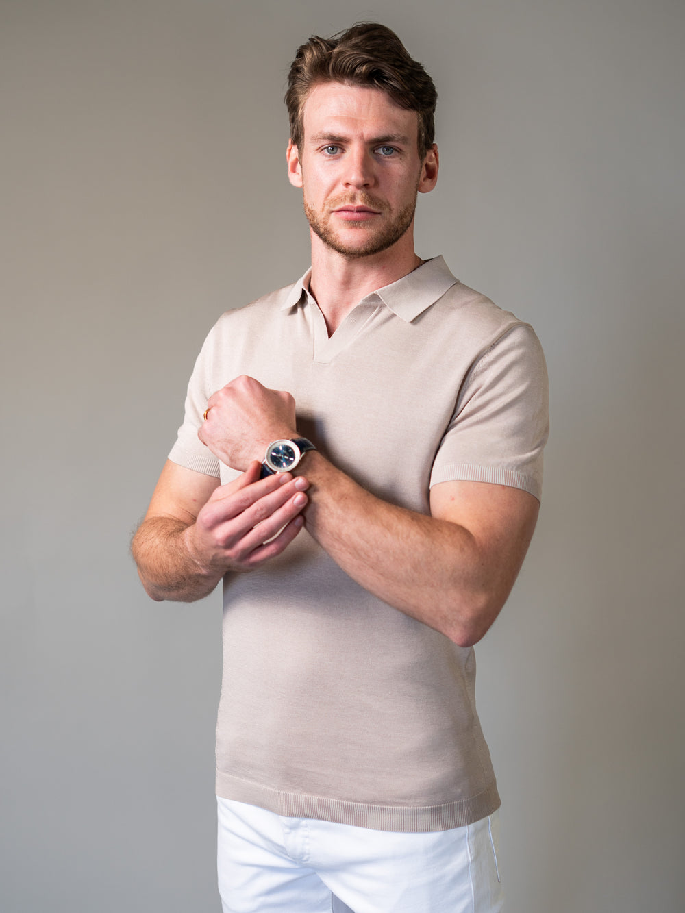Men’s light brown knit polo shirt with revere collar and sculpted taper

