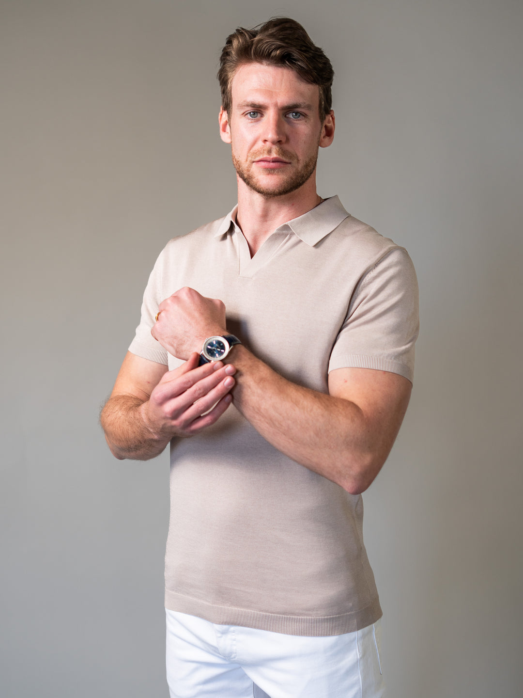 Men’s light brown knit polo shirt with revere collar and sculpted taper

